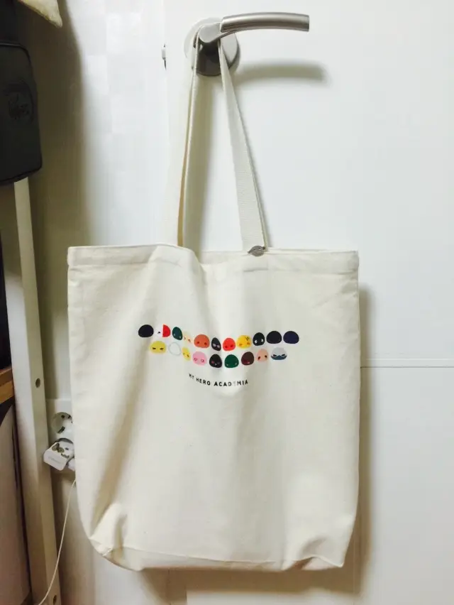 캔버스 크림 토트백  제작 후기 상담으로 어떻게 인쇄하면 되는지 상세하게 알려주셔서 만족스럽게 나왔습니다.
초록, 파랑, 보라, 검정색이 진하게 나올거라고 미리 말씀해주셨지만 생각보다 더 진하게 나와서 조금 아쉽네요. 다음에 다시 이용할 기회가 된다면 이 부분 주의해야겠습니다. 지금 잘 들고다니고 있어요. 감사합니다:)- 마플 리얼 후기