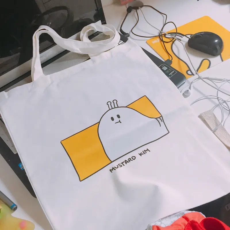 베이직 크림 에코백  제작 후기 제가만든 캐릭터에코백 
너무 이쁘게 프린팅되어서 왔습니다!
색상두 맘에들구요 !!
그런데 가방천이 너무 흐물흐물 ㅠㅠ
너무얇고 연약하네요 .....
다른에코백재질로 했어야했는지 ...
그건 천이단단한지 
천빼고는 인쇄맘에듭니다~! - 마플 리얼 후기