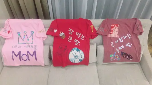 에이팜스 슬림 라운드 티셔츠(남녀공용)  제작 후기 세모녀 여행 기념으로 만들어서 잘 입고 이쁘게 입고 다녔습니다.  프린트 깔끔하게 잘 나온것 같아요~! - 마플 리얼 후기 