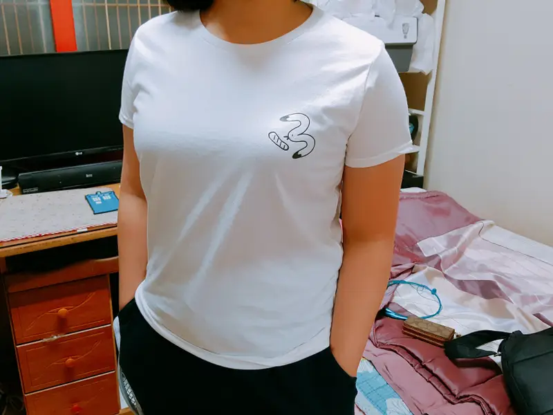 길단 76000 24수 여성 슬림 티셔츠  제작 후기 엄마가 입으실거라 길이 다보고 했는데 엄마가 키가 작아서 그런지 기장이 조금 기네요 그래도 그림크기도 적당히 잘나왔고 인쇄도 잘되서 맘에 들어요!!- 마플 리얼 후기