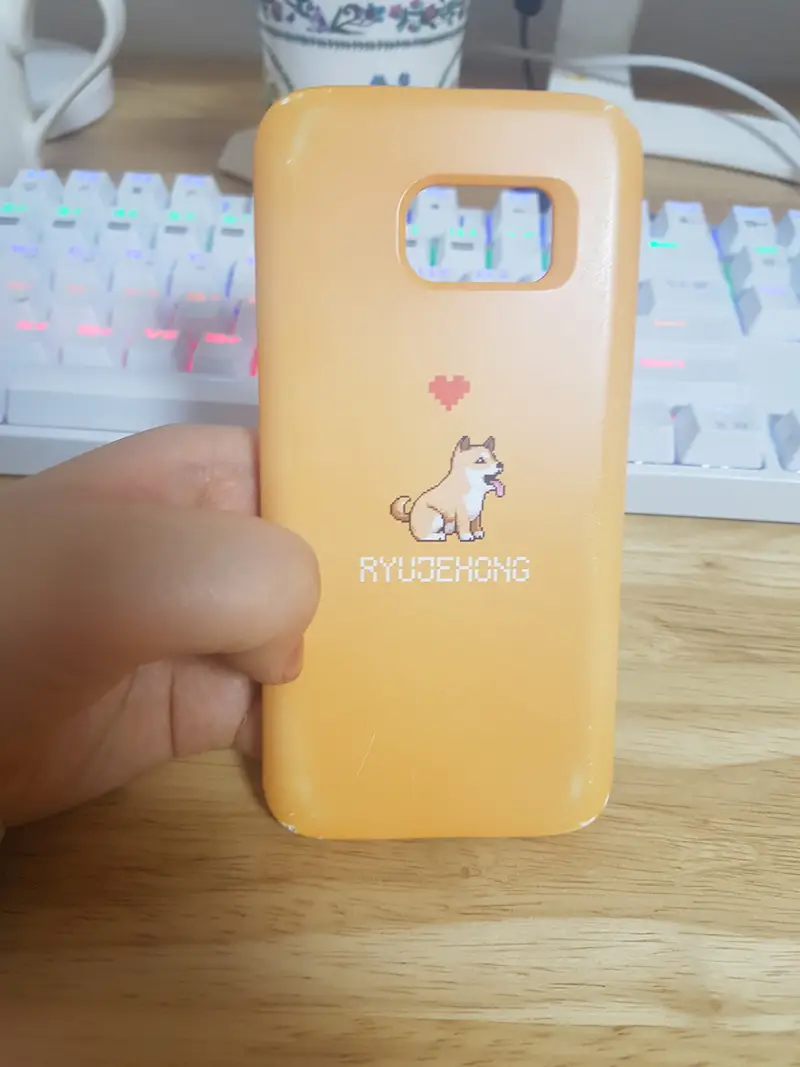 갤럭시 S7 하드케이스(무광)  제작 후기 반년동안 너무나도 잘써서 재주문하려고 들어와보니 리뷰란이 있더라구요! 너무나도 만족스러운 구매를 했었던지라 몇글자 적어보려고 합니당!! 
사진은.. 카메라가 케이스 실물을 담지 못하네요ㅜㅜ
제가 프로게이머 류제홍 선수 팬인데 그 의미를 담은 폰케이스를 만들고 싶어서 찾은 곳이 이곳이었거든요!
주문하기도 너무 간편하고 디자인도 직접 만들어서 위치조정 후 주문 넣어버리면 끝이니깐 너무 편하고 좋았어요!! 그리고 폰케이스를 첨 영접했을땐 정말!! 만족감 100000프로!! 넘넘 이뻐서 지금까지 열심히 한번도 안빼고 쓰다보니 닳을대로 닳아버렸네요 ㅠㅠ 
덕분에 다시 같은 디자인으로 주문할까 하다가 새로운 디자인으로 재주문 넣었는데 정말 기대중입니다!!
제가 자주 폰을 떨어뜨리는 덜렁이라 이번에는 범퍼케이스로 주문했는데 진짜 무광 넘나 이뻐서 주문하기 직전까지 무광할지 범퍼할지 고민많이 했어요!!ㅎㅎ 
이번에 범퍼 써보고 담에 또 구매하러왔을때 다시 고민해봐야겠네요!! ㅎㅎ 정말 좋은 사이트 안거 같아서 너무 좋구 앞으로도 계속 구매하러 올께요!!- 마플 리얼 후기