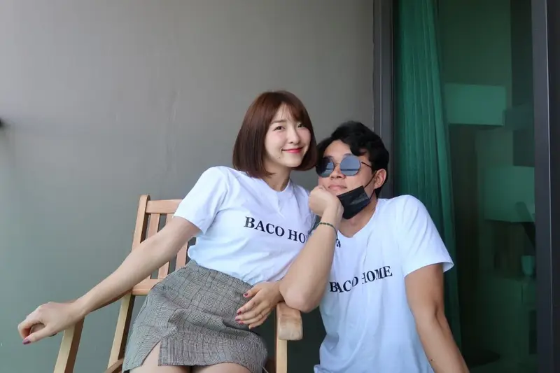 20수 Value 라운드 티셔츠(남녀공용)  제작 후기 남편과 신혼여행 갔을 때 커플룩으로 잘 입었어요!!
질감도 얇지않아서 세탁해도 늘어남이 없어요:)- 마플 리얼 후기