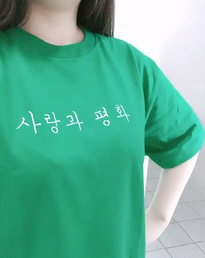 프린트스타 17수 라운드 티셔츠(남녀공용)  제작 후기 여자빅사이즈라 XL를 시켰더니 몸통 사이즈가 상당히 길긴하네용 그래도 짱편짱좋!! 기다린 보람이 있구 퀄리티 좋아요!! 배송 문의하려고 전화 드렸었는데 친절하게 응대해주셔서 너무 좋았어용>_<- 마플 리얼 후기