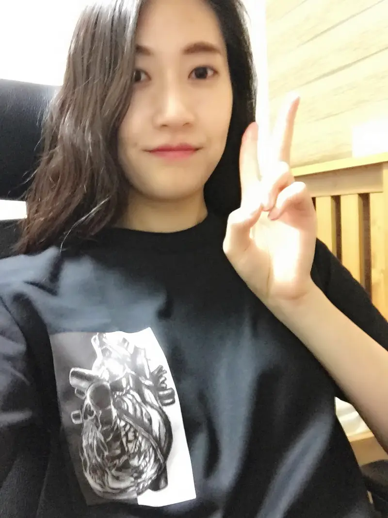 트리플에이 1301 스트릿 티셔츠  제작 후기 이미지가 제가 생각했던 거 보다 크게 나왔지만,, 드로잉한대로 프린트아웃 잘 되었고, 티셔츠 면재질도 좋아서 여름내내 잘 입고 다닐 것 같아요- 
이미지 여러번 수정 요청 드렸는데, 빠른 메일 답변과 유선연락 정말 감사드려요~ 다른 디자인으로 해서 폴로티도 주문할까 해요 조만간 ㅎㅎ 그때도 잘 부탁드릴게요~ ^^- 마플 리얼 후기