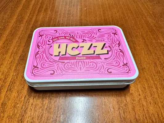 White Hinged Tin Box (Small) Purchased 3.7 x 2.6 x 0.8 inch 제작 후기 Originally, it was designed in pink on a gray tin, but 
If it had been done on gray, the pink would have been really dark. 

I think it was a great decision to put the design on a white tin case. 

By the way, the gray and white tin sizes are different. - 마플 리얼 후기 