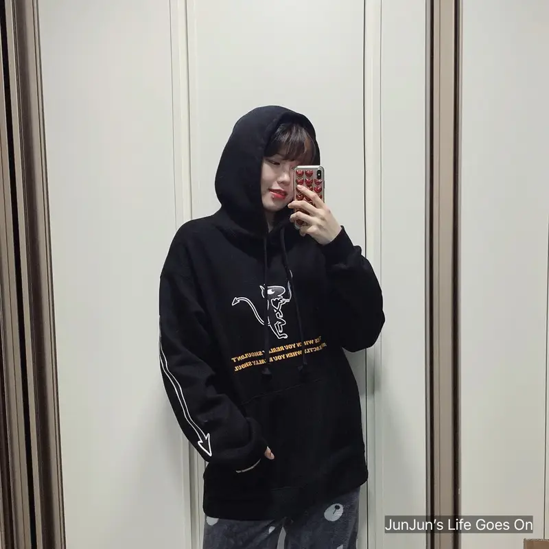 필잇 시그니처 기모 웜 후드 2XL(105) 구매 제작 후기 후드 퀄리티 좋아요!!
다만 오버핏이라기엔 품이 너무 작음ㅜ
크게 입으려고 xxl샀는데 엉덩이는 다 덮음
품은 별루 안크고 길이만 긴 느낌ㅋㅋㅋ
오버핏 기대하시는 분들은 씅에 안찰것 같음
그 외 제작,배송은 완전 빠르고 프린팅도 깔끔하니 좋아요- 마플 리얼 후기