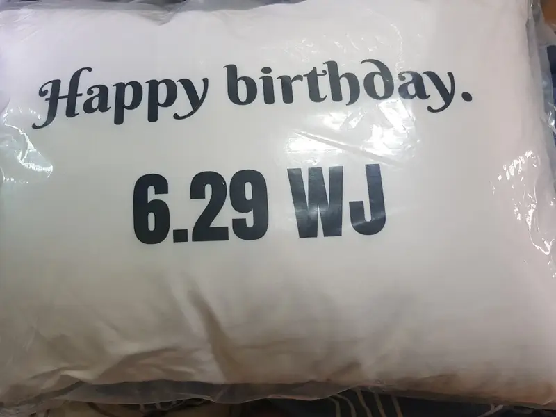 사틴 가로 쿠션 (M) M (50 x 35 cm) 구매 제작 후기 어머. 잘 뽑혀서 잘 나왔어요 ㅋㅋ 생일선물줄거고 제작해야돼서 ...언제나올지모르니 그림 급하게 그려서 박아넣었는데 이 정도면 남자친구가 좋아할것 같아요~ - 마플 리얼 후기