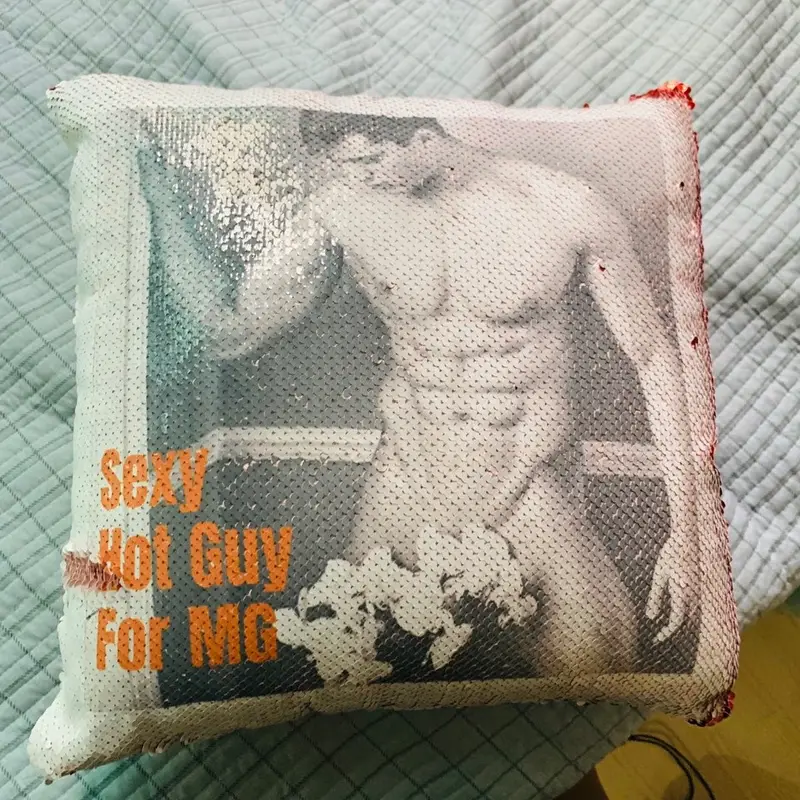 글리터 스팽글 쿠션 (레드) MEDIUM(40cm) 구매 제작 후기 친구 집들이 서프라이즈 선물로 사줬는데 너무 좋아하네요 ^^ 옷 만들어주고 잘 사용하고 있나 봐요 인증샷 하나 하나 다 보내주네요 췜눼ㅋ- 마플 리얼 후기