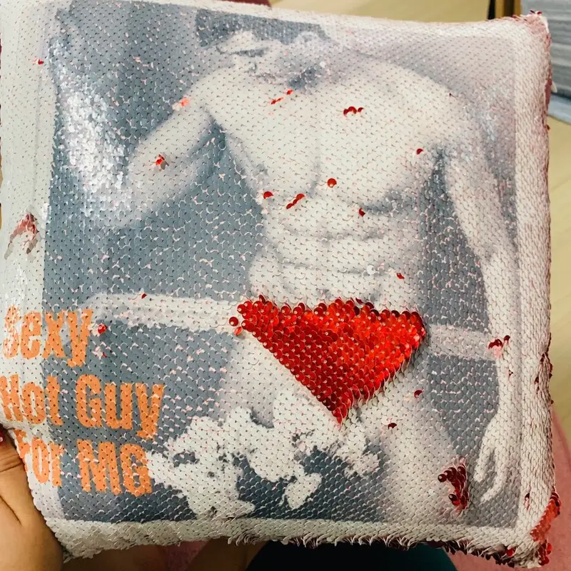 글리터 스팽글 쿠션 (레드) MEDIUM(40cm) 구매 제작 후기 친구 집들이 서프라이즈 선물로 사줬는데 너무 좋아하네요 ^^ 옷 만들어주고 잘 사용하고 있나 봐요 인증샷 하나 하나 다 보내주네요 췜눼ㅋ- 마플 리얼 후기