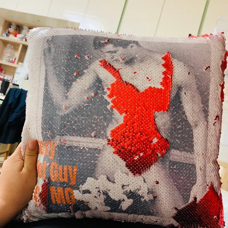 글리터 스팽글 쿠션 (레드) MEDIUM(40cm) 구매 제작 후기 친구 집들이 서프라이즈 선물로 사줬는데 너무 좋아하네요 ^^ 옷 만들어주고 잘 사용하고 있나 봐요 인증샷 하나 하나 다 보내주네요 췜눼ㅋ- 마플 리얼 후기