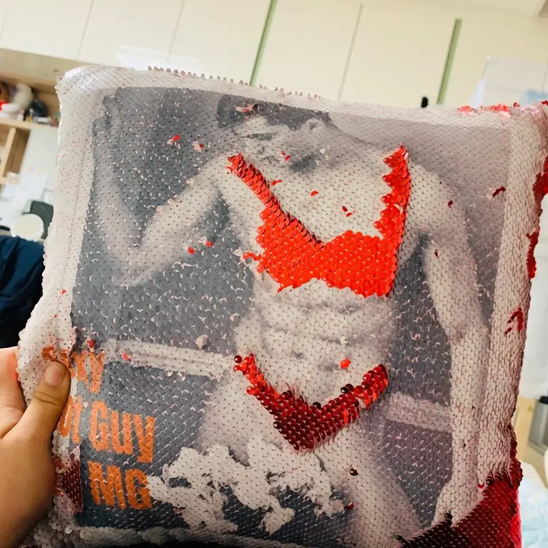 글리터 스팽글 쿠션 (레드) MEDIUM(40cm) 구매 제작 후기 친구 집들이 서프라이즈 선물로 사줬는데 너무 좋아하네요 ^^ 옷 만들어주고 잘 사용하고 있나 봐요 인증샷 하나 하나 다 보내주네요 췜눼ㅋ- 마플 리얼 후기
