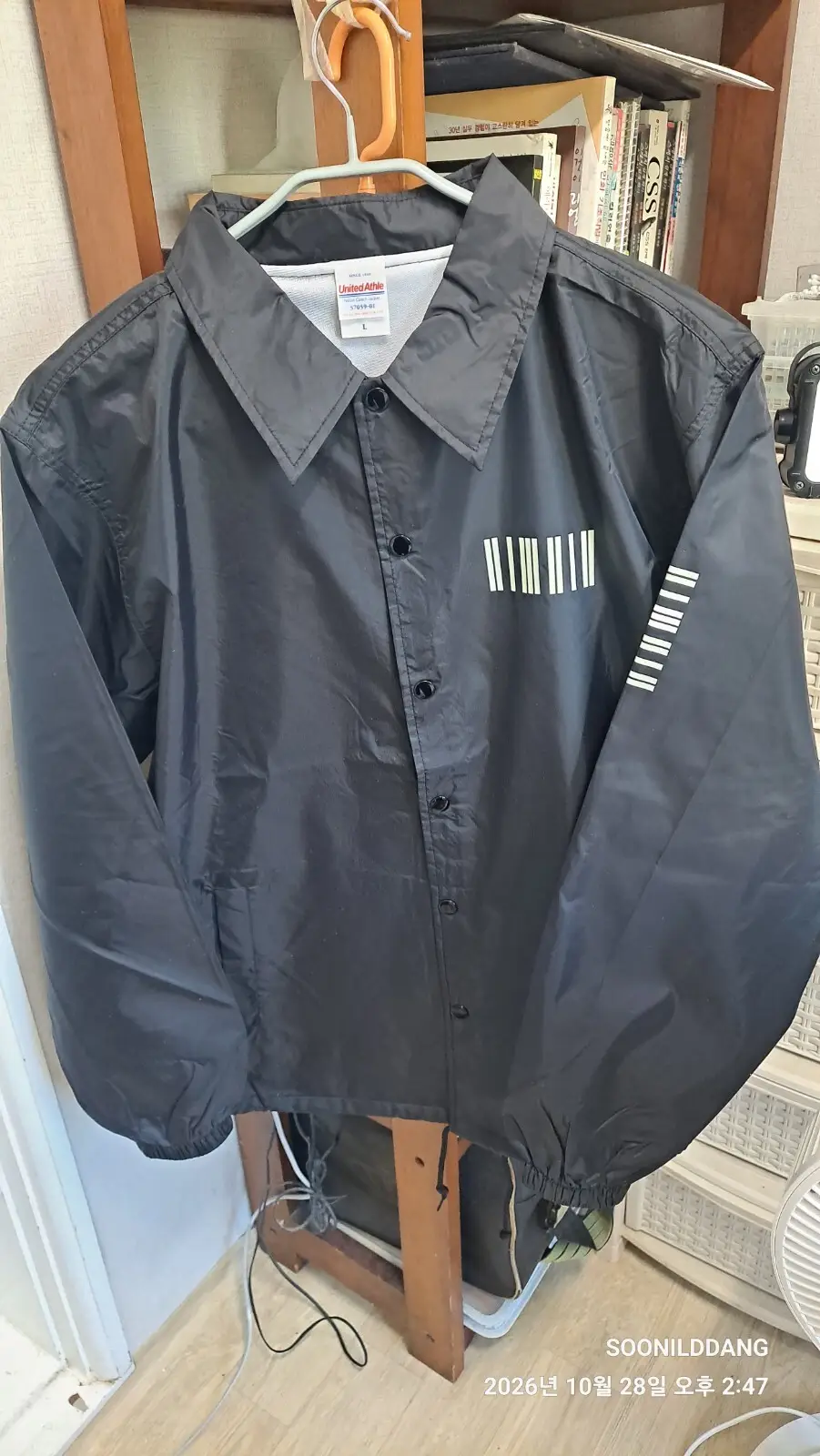 It's perfect as a light outer layer for the transitional season. The glow-in-the-dark printing turned out really nicely too~ ^^