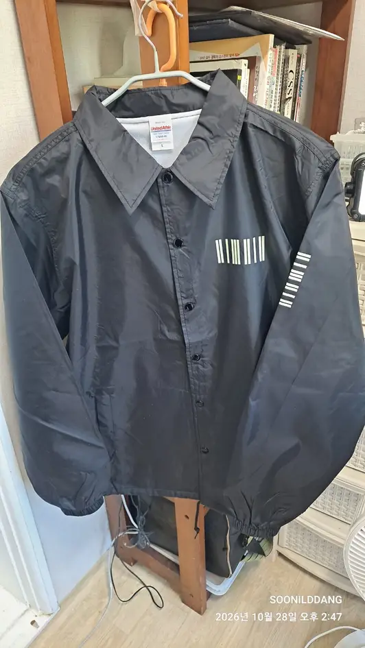 United Athle 7059-01 Nylon Coach Jacket Purchased L 제작 후기 It's perfect as a light outer layer for the transitional season. The glow-in-the-dark printing turned out really nicely too~ ^^ - 마플 리얼 후기 