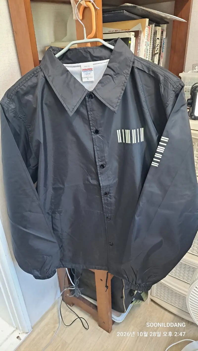 United Athle 7059-01 Nylon Coach Jacket Purchased L 제작 후기 It's perfect as a light outer layer for the transitional season. The glow-in-the-dark printing turned out really nicely too~ ^^- 마플 리얼 후기