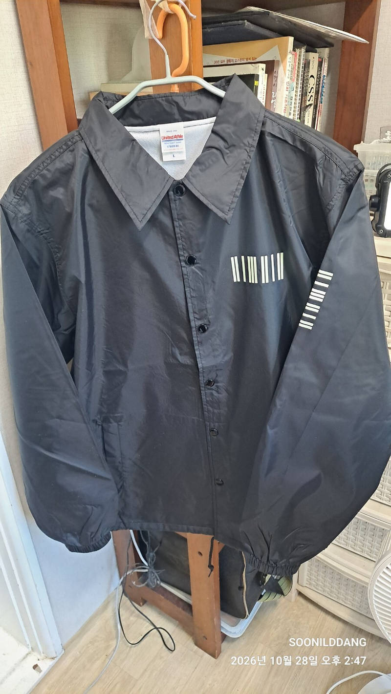 United Athle 7059-01 Nylon Coach Jacket Purchased L 제작 후기 It's perfect as a light outer layer for the transitional season. The glow-in-the-dark printing turned out really nicely too~ ^^- 마플 리얼 후기