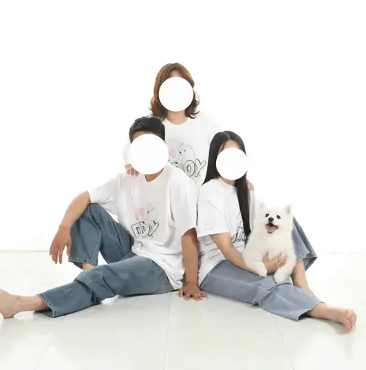 Gildan Ultra Cotton 2000 Adult T-shirt Purchased L / XL 제작 후기 The material of the t-shirts themselves isn't exactly top-notch, but the design turned out beautifully, just as drawn! We made matching family t-shirts featuring a drawing of my dog, and everyone loved them. Thanks to that, we were able to take some lovely family photos. - 마플 리얼 후기 