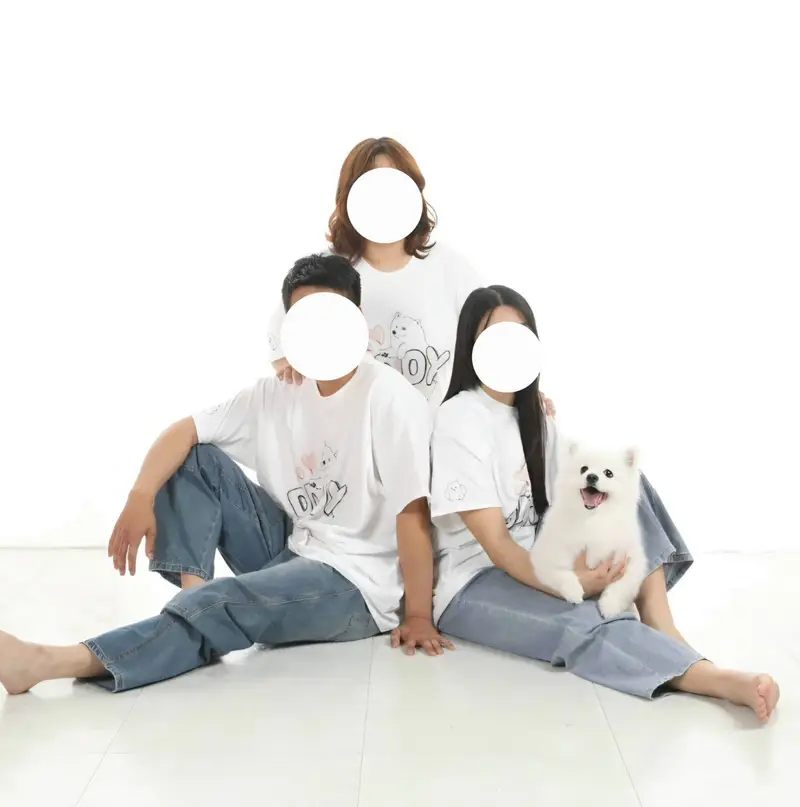 Gildan Ultra Cotton 2000 Adult T-shirt Purchased L / XL 제작 후기 The material of the t-shirts themselves isn't exactly top-notch, but the design turned out beautifully, just as drawn! We made matching family t-shirts featuring a drawing of my dog, and everyone loved them. Thanks to that, we were able to take some lovely family photos.- 마플 리얼 후기
