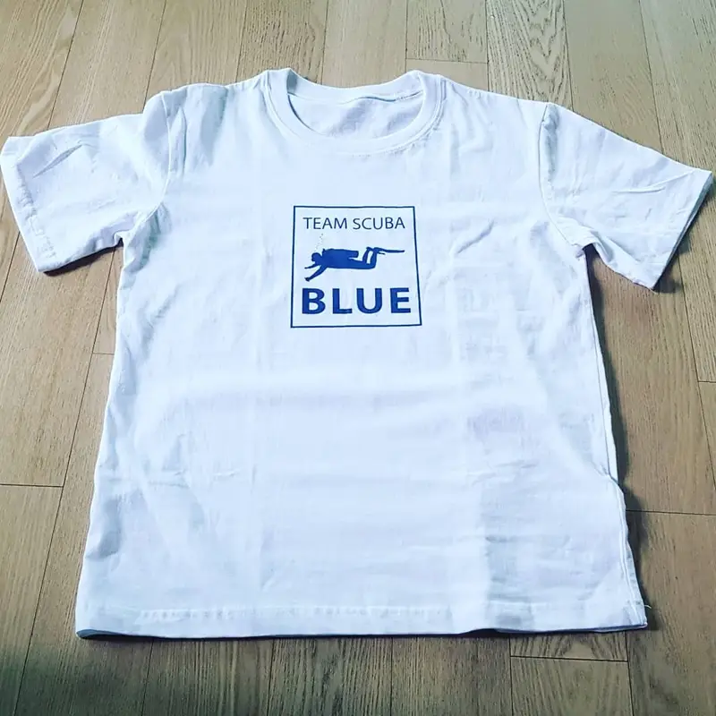 20수 라운드 옆라인 티셔츠(남녀공용) L / XL 구매 제작 후기 티셔츠 작업은 처음이라 어떻게 니올지 
엄청 궁금했는데 이쁘게 잘나왔네요..
시안보시고 위치가 일반적이지 않다고 하셨는데 
위치수정을 조금 해주신건지 아주 적당히 
원하는 위치에 잘 적용되었습니다.
다이빙팀원들에게 이쁜 선물이 될것 같습니다.- 마플 리얼 후기