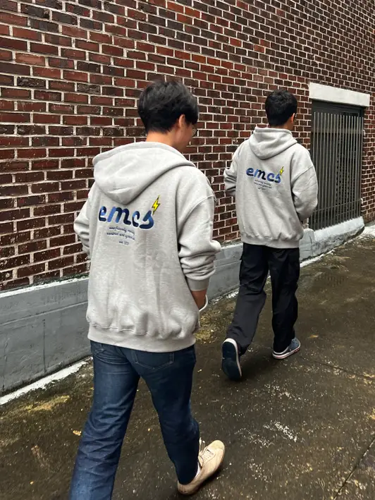 페어플레이 에센셜 기모 후드 집업 XL / M 구매 제작 후기 옷의 퀄리티 뿐만 아니라 자수의 퀄리티도 너무 좋았어 놀랐어요.
부드러우면서도 핏이 좋아서 예쁘게 입을 수 있고
무엇보다 같이 단체로 입고다니니 너무 좋네용   - 마플 리얼 후기 