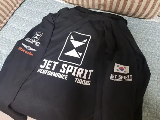 글리머 드라이 긴팔 폴로셔츠 (주머니) 3XL(4L) 구매 제작 후기 나만의 로고와 사진들을 새기면서 옷을 한번 제작해보고 싶었는데 과연 어떨지 반신반의 하면서 우연히 마플 이라는 사이트를 보아 제작을 맡겨보도록 했습니다. 생각보다 인쇄상태도 정말 괜찮고 옷질감도 여느 나쁘지 않다고 생각합니다. 좋습니다. 마음에 듭니다. 다음번에 또 제작하게 된다면 추가제작도 고려해볼만 합니다. 예쁘게 제작해주셔서 고생많으셨습니다! 상품 잘 받았습니다! 감사합니다*^-^* - 마플 리얼 후기 