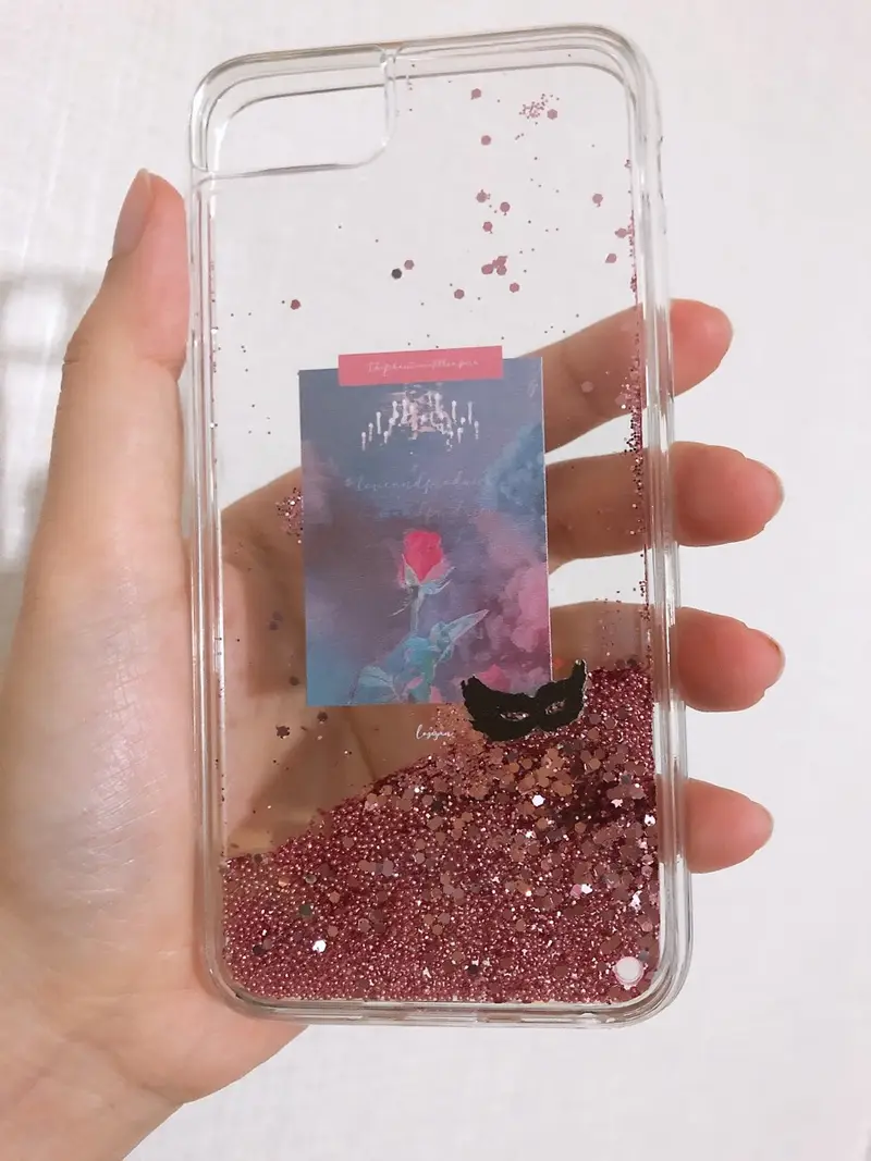 아이폰8 글리터 케이스 (핑크) 아이폰8 구매 제작 후기 받은지는 꽤 되었는데 이제야 리뷰를 올리네요 ㅠㅠㅠㅠㅠㅠ 처음으로 제가 직접 디자인 한 디자인으로 굿즈를 만들어봤는데 글리터랑 분위기가 넘 잘 맞아서 ㅠㅠㅠㅠㅠ좋구 화질 관련해서 직접 전화도 주시고 친절하게 수정까지 해주셔서 좋았습니다:) 재질도 엄청 좋고 정말 작고 얇게 쓴 글씨도 살아있어서 더 감동받았어요! 폰케이스는 더 많이 구매할거같아요 (ღˇ◡ˇ*)♡ 감사합니다~!! - 마플 리얼 후기