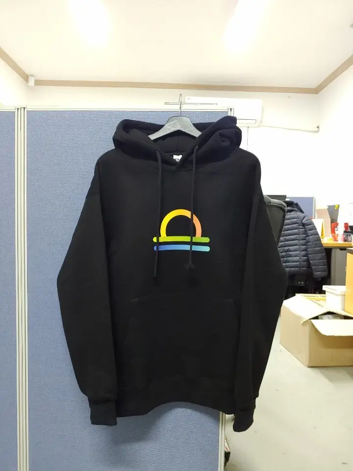 필잇 시그니처 기모 웜 후드 3XL(110) / 5XL(120) 구매 제작 후기 회사 단체 티로 구매했습니다. 어른들 입으시기에는 오버핏이라 고려하고 구매했어야 했는데 약간 미스가 있어서 그 점이 쪼끔 아쉽네요. 뭐 그거야 제 불찰이니... 일단 젤 중요한건 품질 좋고 도톰하고 인쇄 컬러도 깔끔하게 잘 나왔습니다. 제작 전에 연락 먼저 부탁 드렸는데 친절하게 설명해주셔서 쉽게 주문할 수 있었습니다. 다음에 제 개인적인 후디도 제작할까 합니다. 아주 만족스러워요!- 마플 리얼 후기