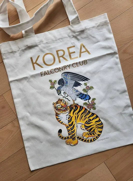 베이직 크림 에코백 One 구매 제작 후기 마플의 에코백은 또 다른 나의 캔버스가 되어가고 있습니다. 매우 만족합니다.
까다로운 작업을 늘 체크해주시는 마플의 식구들에게도 감사합니다.
- 마플 리얼 후기