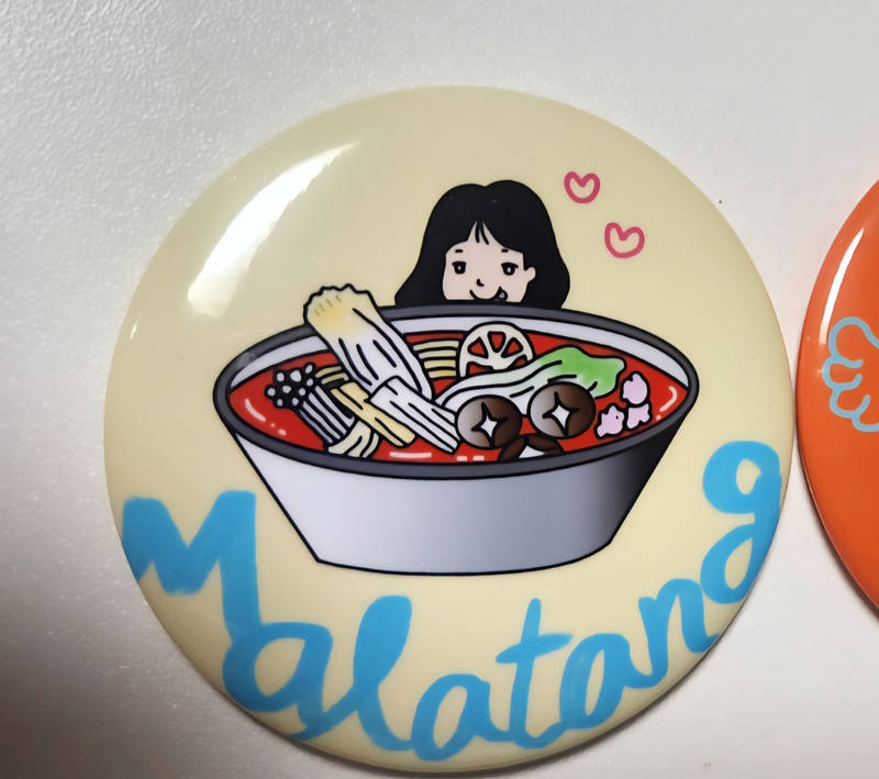 Mirror Back Buttons Purchased 2.3 inch 제작 후기 They were very kind, and the production and delivery were fast. I was able to give it as a gift on the date I wanted. I sincerely thank you :-) I will continue to use them.- 마플 리얼 후기