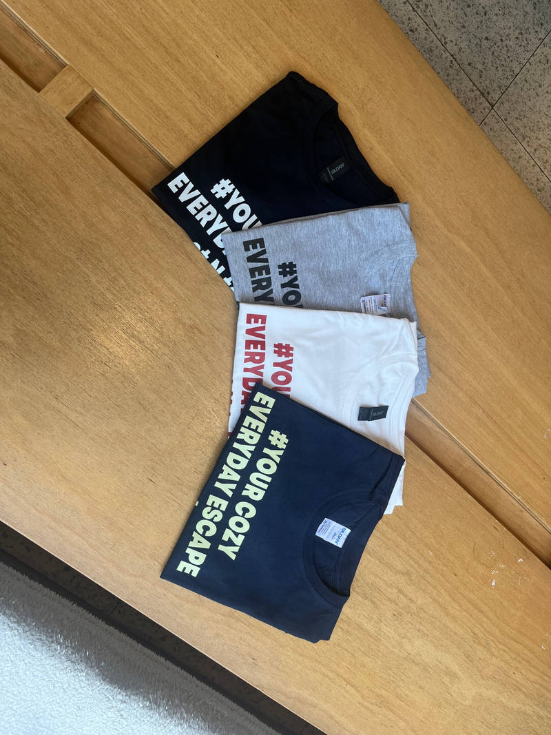 Gildan Premium 76000 Ladies T-Shirt Purchased M / L 제작 후기 I got it as a team uniform, and I was looking for a slim fit like this.. 
My employees raved about it and said they liked it so much that I gave them one as a gift. Thank you. 
I asked them to ship it quickly. ㅠㅠ I'll use it often~- 마플 리얼 후기