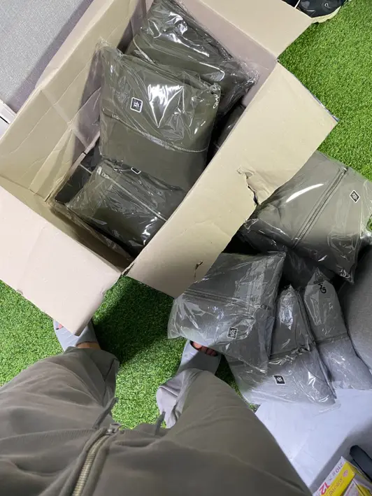 페어플레이 에센셜 와이드 기모 스웨트 팬츠 2XL 구매 제작 후기 다크그레이는 화면보다 약간 더 밝아요. 애매한톤이긴한데 입기어려운톤은아니고 잿빛(애쉬) 느낌. 자수퀄리티 매우좋음! - 마플 리얼 후기 