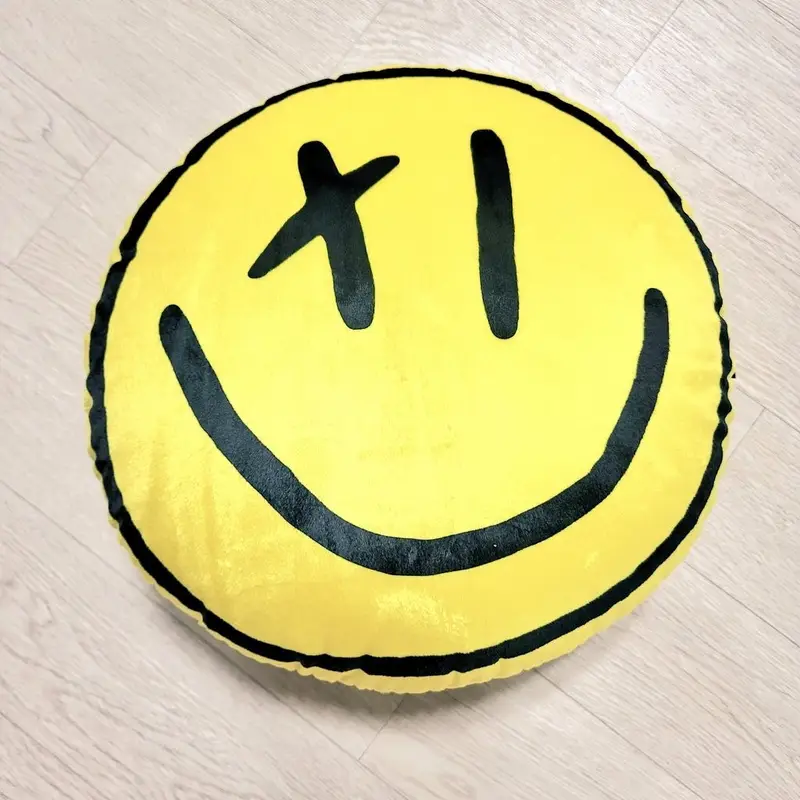 벨보아 라운드 쿠션 (원형) 43.5 x 43.5 cm 구매 제작 후기 제작상품들은 보통 일주일 이상 걸리던데 생각보다 넘 빠르게 도착해서 놀랐습니다. 
프린팅 상태도 깔끔하고 쿠션이 통통하니 아주 예쁩니다.
벨보아 원단이라 그런지 부드럽구요.
노란색 색감도 쨍하게 잘 나왔습니다.
너무 마음에 들어요. 만족합니다. - 마플 리얼 후기