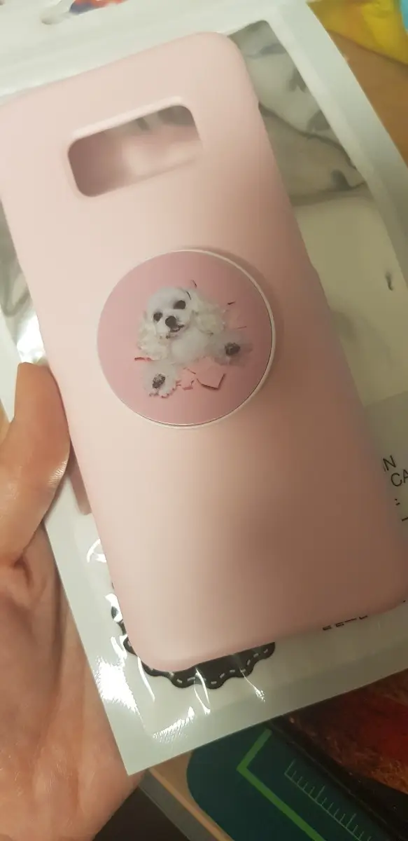 스마트톡 화이트 (무광/유광) 무광 구매 제작 후기 저희 강아지 딸래미 찍어준 사진으로 만들었는데 넘나 귀염뽀짝 ^^ 비슷한 색상의 케이스에 붙여서 사용하고 있어요. 감사해요^^- 마플 리얼 후기