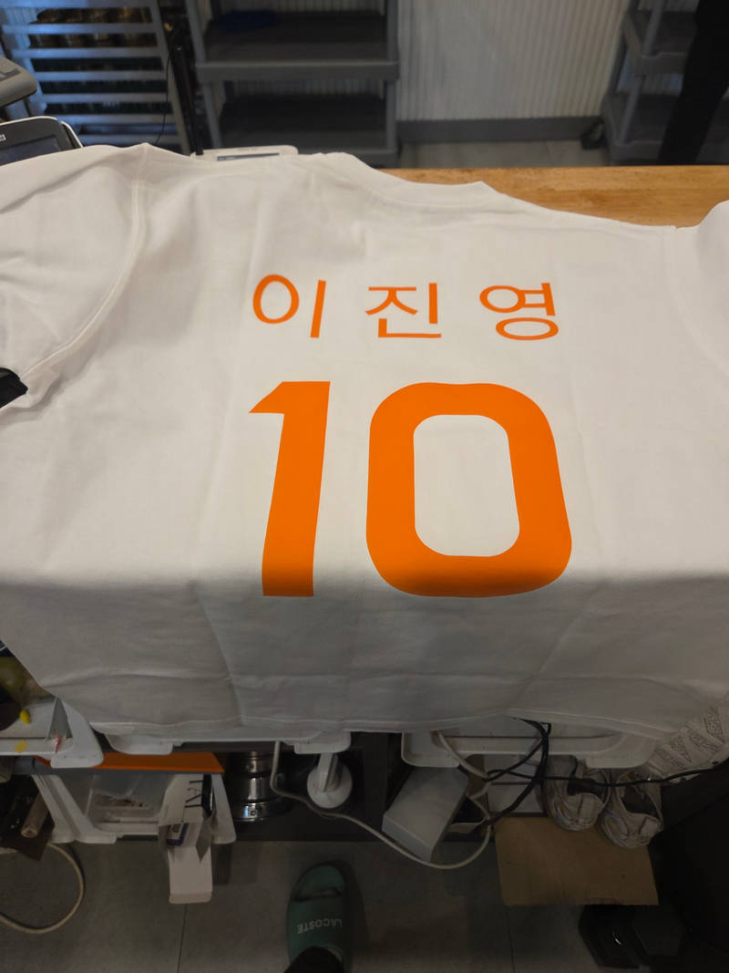 4411-01 Heavyweight Oversized T-Shirt Purchased M 제작 후기 Maple 10 years ago, I made and wore a t-shirt. 
Even though it was only one t-shirt, they called me separately and didn't make it roughly. They made it with the quality I had in mind. 
I hope you prosper for a long time.- 마플 리얼 후기