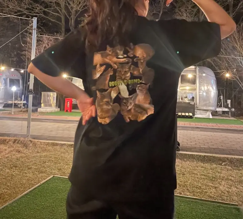 프린트스타 17수 라운드 티셔츠(남녀공용) L 구매 제작 후기 친구 선물로 해줫어요
앞에 작은 사진도 넣었는데 세탁하니까 사진부분이 조금 벗겨졌데요

세탁할때마다 프린팅이 벗겨질까 걱정이 되지만 프린팅은 잘 돼서 맘에 듭니다- 마플 리얼 후기
