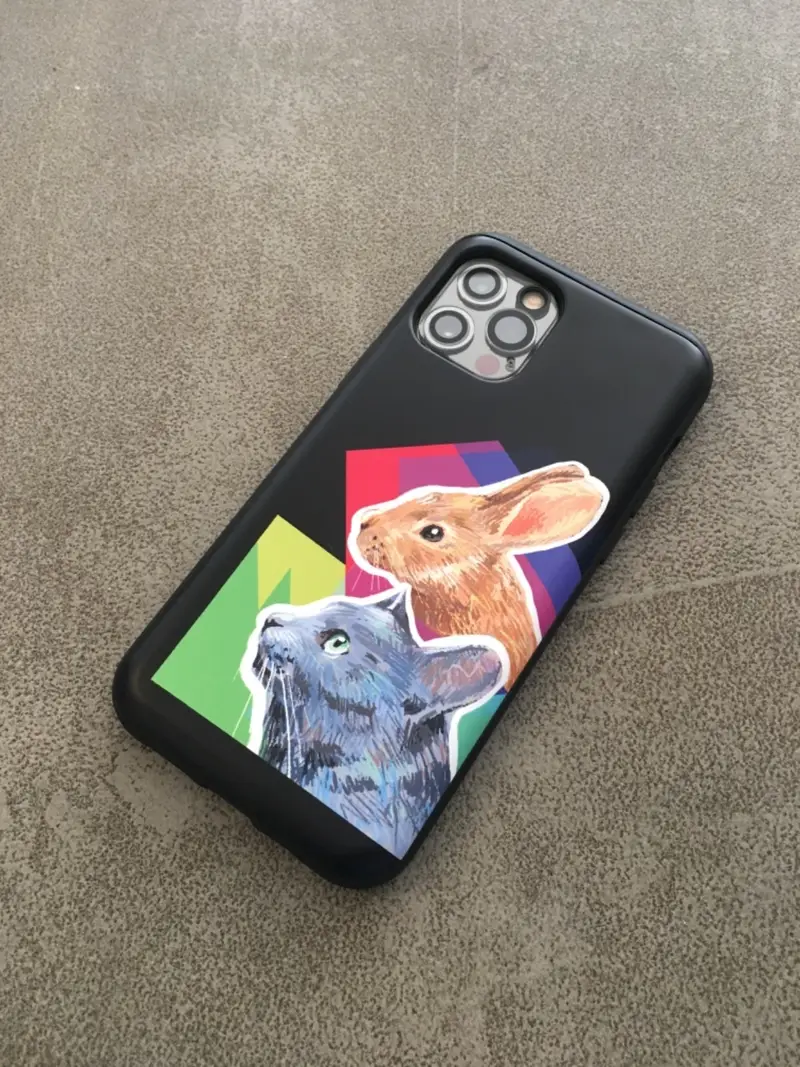 아이폰 12 PRO 범퍼슬라이드 케이스 (무광) iPhone 12 PRO 구매 제작 후기 너모 이뻐요🥺✨✨✨ 
인쇄도 맘에 들어요! 친절히 미리 연락주신대로 네온느낌의 쨍함은 아니였지요.
인쇄물로 미리 확인 할 수가 없어서 그냥 맡겼는데 그래도 결과물 만족합니다😆😆😆어차피 화면과 인쇄물의 색차이가 날거라는건 감안햇으니까요💁‍♀️그래도 친절하게 말씀해주셔서 좋았어요🙇‍♀️
다음번에 또 만들때는 인쇄물로 미리 확인하며 작업하면 될듯해요!
카드도 원래는 한장만 들어가는 듯 하지만 신분증까지 두장은 들어가도 열고닫히네요! 아직 새거라 열고 닫기가 많이 뻑뻑해욬ㅋㅋㅋ 금방 익숙해지겟죠!
만족만족합니다>.< 크으 가성비 짱!- 마플 리얼 후기