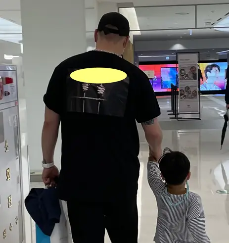 페어플레이 오리지널 티셔츠 2XL 구매 제작 후기 주문후 이정도엔 받겠구나 하는 예상시점에 정확히 도착했습니다.

처음에 주문완료후 배송요청이 되기까지 움직임이 더뎌서 늦을라나 보다 했는데,
전혀 문제없이 잘받았습니다.

핏은 이쁘고 여유도 있네요!!
184에 100kg여서 어지간한 티는 잘 안맞는데, 아주 좋아요!!

출력 상태나 퀄리티는 정말 좋아요.
친구들 웃긴얼굴 출력한거라 사진을 보여드릴수 없는게 아쉬울따름입니다 그려- 마플 리얼 후기