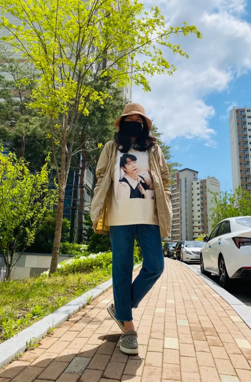 제멋 에디 오버핏 티셔츠 L 구매 제작 후기 너무 마음에 들어요~!
처음 주문해 봤는데 그림 위치도 전화로 다시 알려주셔서
알맞게 조절해 주시고, 친절하셔서
좋았습니다. 우리 배우님 굿즈는  이제부터 여기서만 만들거에요👍👍👍- 마플 리얼 후기