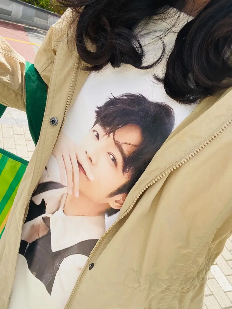 제멋 에디 오버핏 티셔츠 L 구매 제작 후기 너무 마음에 들어요~!
처음 주문해 봤는데 그림 위치도 전화로 다시 알려주셔서
알맞게 조절해 주시고, 친절하셔서
좋았습니다. 우리 배우님 굿즈는  이제부터 여기서만 만들거에요👍👍👍- 마플 리얼 후기