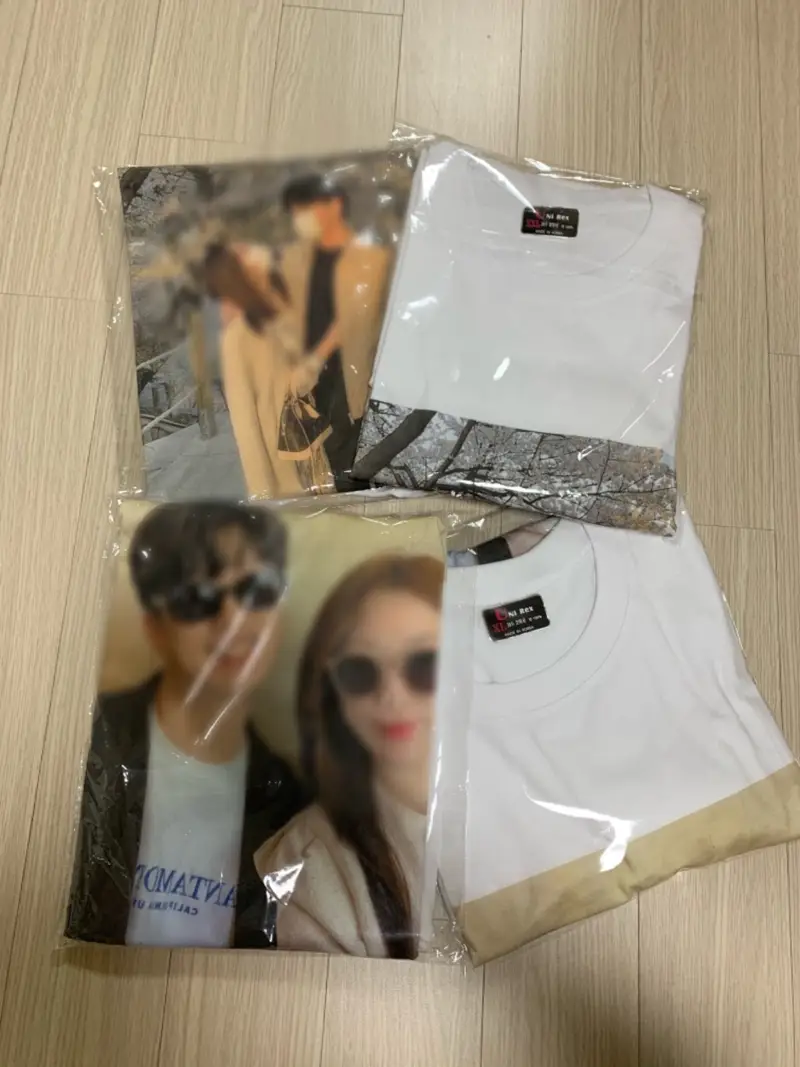 20수 Value 라운드 티셔츠(남녀공용) L(95) / 2XL(105) 구매 제작 후기 친구커플이랑 놀러가는데 
소소한 이벤트로 몰래 준비해봤어요.
몰래 준비하느라 친구커플 사진은 열심히 찾아서
캡쳐본으로 보내드렸는데,
화질이 좀 깨질수있다고 연락을 주셨더라구요.
어쩔수없지 했는데 아니? 너무 좋은데요????
충분해요 정말 !!!
선글라스 사진이 저희 커플인데 저희껀 원본으로 보내드려서 제 눈동자까지 보이네요.. ㅋㅋㅋㅋㅋㅋ
너무너무 귀엽습니다ㅠㅠ
얼굴 가리려고 포토샵으로 블러질 해서 올린건데
화질 진~~~~~짜 좋아요
면 재질도 진짜 좋구요!
다음 이벤트때도 여기서 준비할꺼에요 ♡ 
덕분에 좋은 추억 만들거같아요 감사합니다~!- 마플 리얼 후기