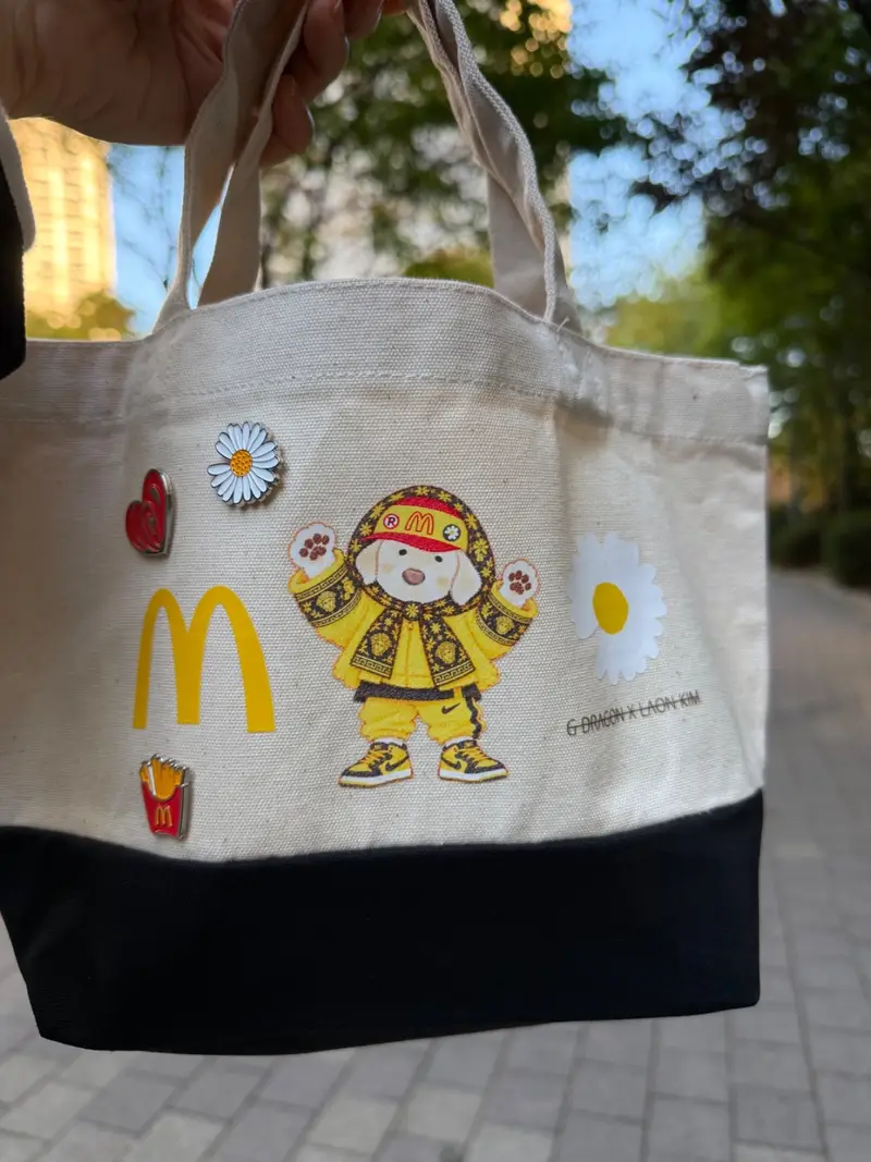 Toms Two-Tone Tote Bag (S) Purchased S 제작 후기 After failing to buy McDonald's merchandise, I thought, "Screw it, let's make it myself," and completed the McDonald's GD look featuring my dog, Raon! I own about 20 Toms two-tone bags and have probably gifted at least 30 to people around me; everyone says they are "addictive bags" and still carries them around to this day. If you put an inner bag that fits, it is truly perfect as a daily bag.- 마플 리얼 후기