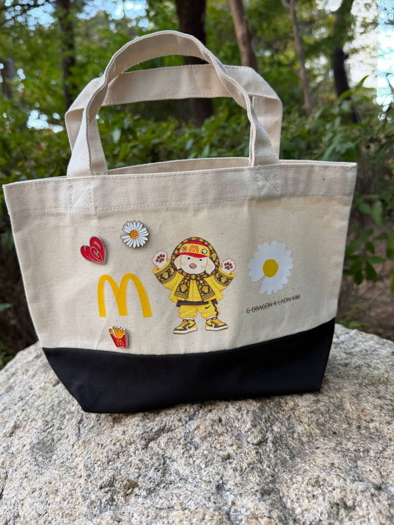 Toms Two-Tone Tote Bag (S) Purchased S 제작 후기 After failing to buy McDonald's merchandise, I thought, "Screw it, let's make it myself," and completed the McDonald's GD look featuring my dog, Raon! I own about 20 Toms two-tone bags and have probably gifted at least 30 to people around me; everyone says they are "addictive bags" and still carries them around to this day. If you put an inner bag that fits, it is truly perfect as a daily bag.- 마플 리얼 후기