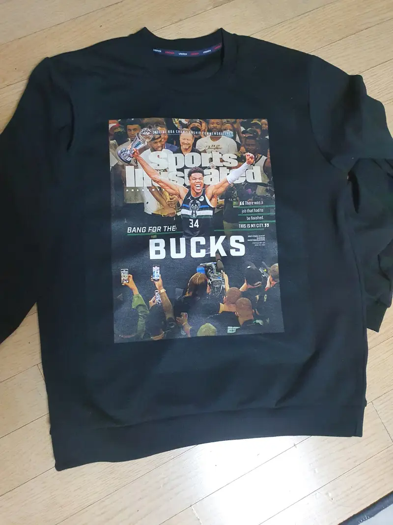 특양면 헤리 맨투맨(남녀공용) 2XL(105) 구매 제작 후기 사진이 좀 이쁘지 않게 나왔는데 너무너무 만족합니다 가장 중요한 프린팅 완전 깔끔하고 이쁘게 잘 되었구요 옷도 가격에 비해 품질이 좋네요 제작 과정에서도 너무나 친절하게 대응해주신점도 정말정말 좋았습니다 다음에 또 주문제작 할일 있으면 꼭 마플에서 하려구요 ^^- 마플 리얼 후기