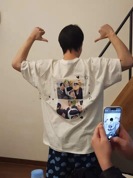 Gildan Ultra Cotton 2000 Adult T-shirt Purchased 2XL 제작 후기 We made a gift for our Secret Santa with our life photos ㅋㅋㅋ Isn't it so clear and pretty?!?!!? 🥹 The best Secret Santa friend in the world 
Kiki. Men, 2XL is plenty big! - 마플 리얼 후기 