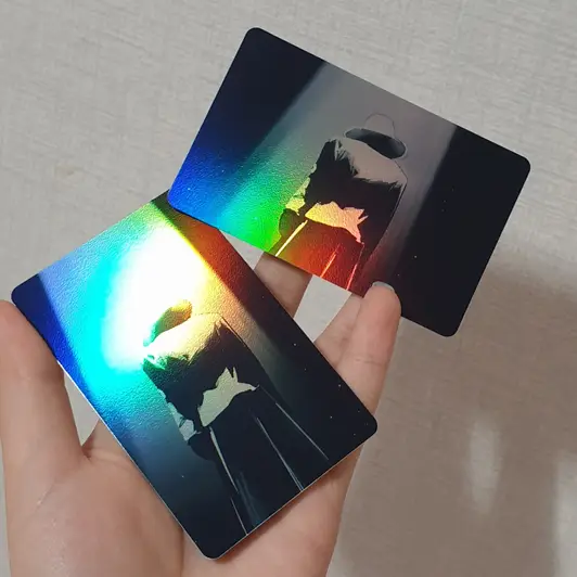 Vertical Hologram Photocard Purchased 2.1 x 3.4 inch 제작 후기 I like how the colors change depending on the angle, creating a different atmosphere~ Thank you~~ - 마플 리얼 후기 