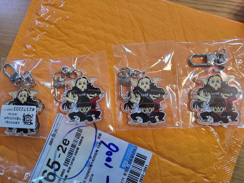 Custom Acrylic Key Ring (Aurora) Purchased Acrylic Key Ring 제작 후기 The fluorescent color is beautiful, and the color and quality are high quality!- 마플 리얼 후기
