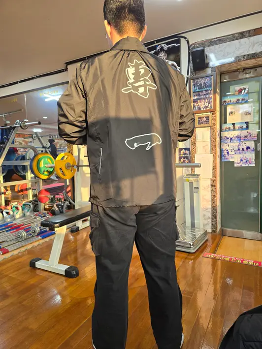 Light Windbreaker Jacket Purchased XL 제작 후기 It's so nice to have such a kind response. Please be patient as it takes time to make the shirt. The size came out tight so I wish there was more room!!! - 마플 리얼 후기 