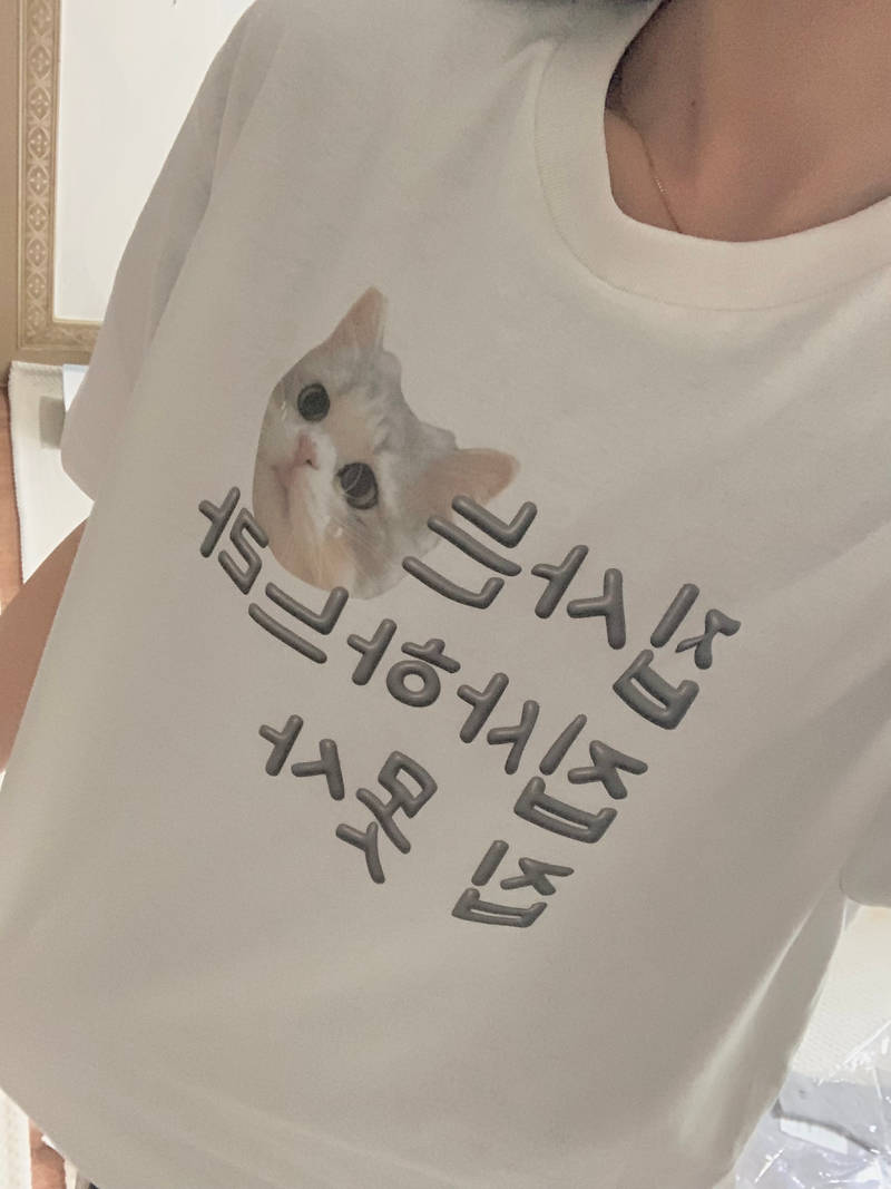 Alstyle 1301 Adult Tagless T-shirt Purchased M 제작 후기 I made a t-shirt with my cat's photo... I'm so touched because it's truly a one-of-a-kind piece of clothing😭💗 
The photo quality is clean and good, and the printing is sturdy, so I don't have to worry about washing it! 

When I wear it out, my friends all ask me where I got it done😼 
A satisfying item that cat owners should definitely make at least once! 
It's a cute and precious t-shirt that I want to wear every day🐾 
- 마플 리얼 후기