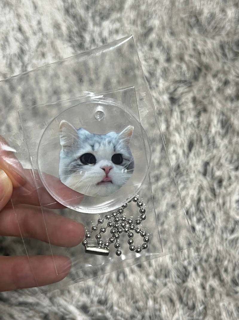 Circle Acrylic Key Ring (Clear) Purchased 15.75 x 15.75 inch 제작 후기 The print quality is so unbelievably pretty!! 
The image is perfectly and cleanly placed inside the transparent acrylic, 
There is no blurring and the colors are so vivid that I was speechless the moment I saw it in person…!🫢💕 
And the key ring is so light and clean, 
It goes perfectly with any eco-bag, pouch, or cell phone strap🧸 
This is a review written after actually using the product that was provided as part of the Maple Supporters activity.- 마플 리얼 후기