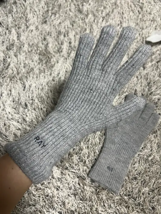 Touch Gloves Purchased 3.1 x 9.8 inch 제작 후기 It's a touch glove, so it recognizes smartphones well. 
It's an item that makes me look forward to winter coming quickly. ㅎㅎ 
The embroidery is so neat and pretty that it keeps catching my eye. 
I'm going to order one more as a gift for a friend next time~~ 
This is a review written after actually using the product that was provided as part of the Maple Supporters activity. - 마플 리얼 후기 