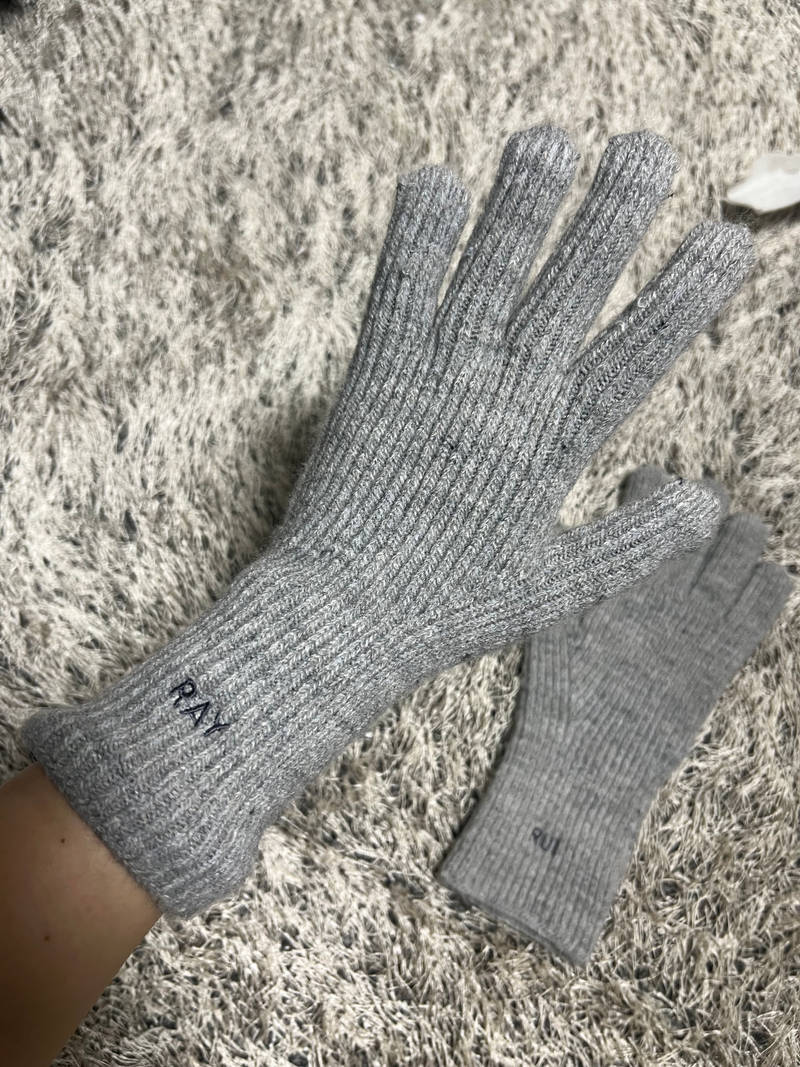 Touch Gloves Purchased 3.1 x 9.8 inch 제작 후기 It's a touch glove, so it recognizes smartphones well. 
It's an item that makes me look forward to winter coming quickly. ㅎㅎ 
The embroidery is so neat and pretty that it keeps catching my eye. 
I'm going to order one more as a gift for a friend next time~~ 
This is a review written after actually using the product that was provided as part of the Maple Supporters activity.- 마플 리얼 후기